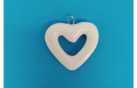 Cuore in ceramica bianco con passante. CM 3