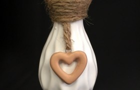 Vaso ceramica con applicazione corda e cuore. H 11