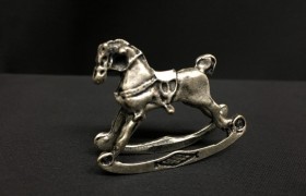 Cavallo mignon in argento con sella smalto rosa. CM 2-3