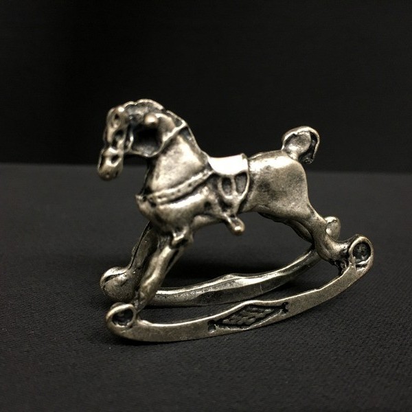 Cavallo mignon in argento con sella smalto rosa. CM 2-3