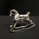 Cavallo mignon in argento con sella smalto rosa. CM 2-3