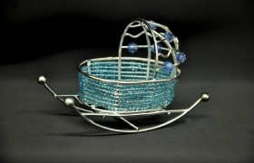 Carrozziona baby metallo e perline azzurre.