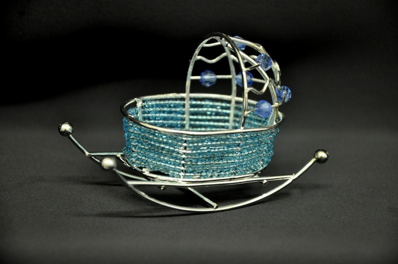 Carrozziona baby metallo e perline azzurre.