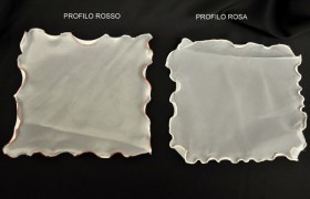 Quadrato organza bordato rosso o rosa. CM 23x23