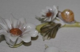 Tralcio ceramica con margherite e lumache.