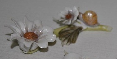 Tralcio ceramica con margherite e lumache.
