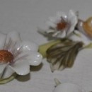 Tralcio ceramica con margherite e lumache.