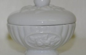 Scatolina con coperchio porcellana bianca