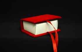 Scatolina forma libro in velluto. CM 5.5x8 H 4