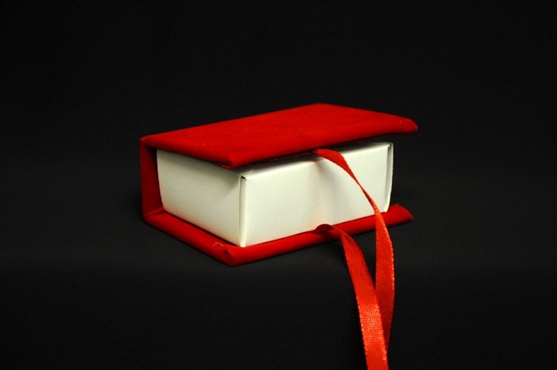 Scatolina forma libro in velluto. CM 5.5x8 H 4