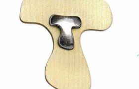 Ciondolo legno con placca forma tau in ottone con bagno argento. CM 3.5x4.5. MADE IN ITALY