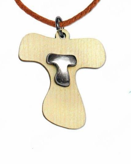 Ciondolo legno con placca forma tau in ottone con bagno argento. CM 3.5x4.5. MADE IN ITALY