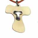 Ciondolo legno con placca forma tau in ottone con bagno argento. CM 3.5x4.5. MADE IN ITALY