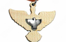 Ciondolo legno con placca forma colomba in ottone con bagno argento. CM 3.5x4.5. MADE IN ITALY