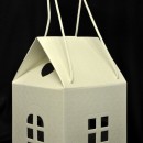 Scatola cartone trapuntato forma casa con due manici. CM 20x20 H 30