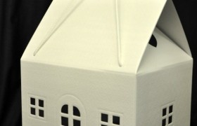 Scatola cartone trapuntato forma casa con due manici. CM 33x25 H 35