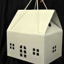 Scatola cartone trapuntato forma casa con due manici. CM 33x25 H 35