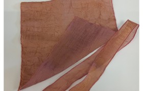 Quadrato 25x25 satin,colore  rosa antico cangiante,con nastro e applicazione.