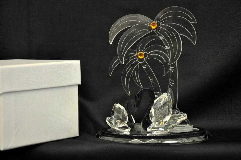 Coppia di cigni in cristallo con palme in plexi 13x8.5 H 15 con scatola