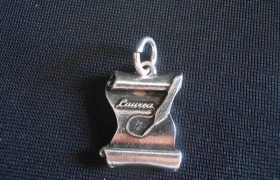 Ciondolo pergamena da laurea in ottone con bagno in argento CM 2.5. MADE IN ITALY