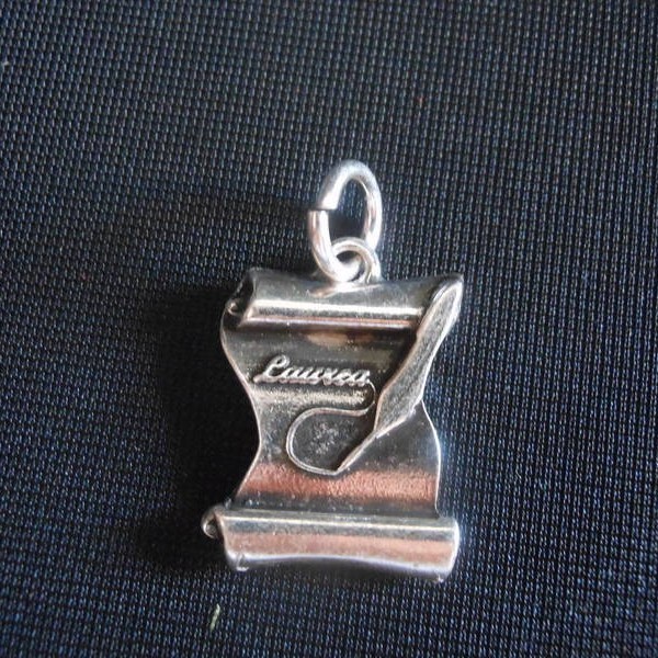 Ciondolo pergamena da laurea in ottone con bagno in argento CM 2.5. MADE IN ITALY