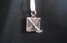 Ciondolo tocco in ottone con bagno in argento CM 2.5. MADE IN ITALY