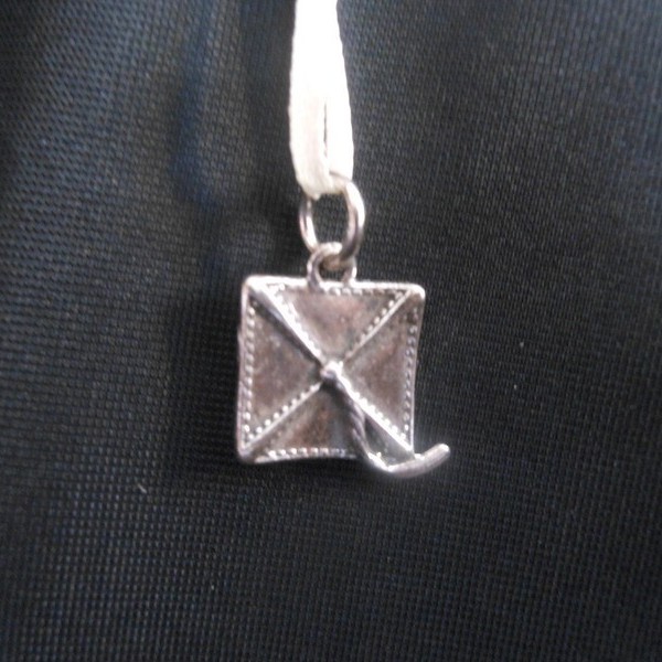 Ciondolo tocco in ottone con bagno in argento CM 2.5. MADE IN ITALY