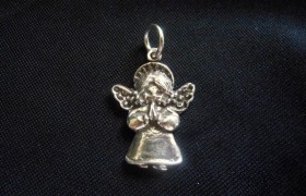 Ciondolo angelo in preghiera in ottone con bagno in argento CM 3. MADE IN ITALY