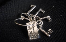 Mazzo chiavi "Amore, Vita, Forza, Salute" in ottone con bagno argento CM. 3 (chiave più lunga) MADE IN ITALY