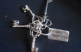 Mazzo chiavi "Amore, Vita, Forza, Salute" in ottone con bagno argento CM. 6(chiave più lunga) MADE IN ITALY