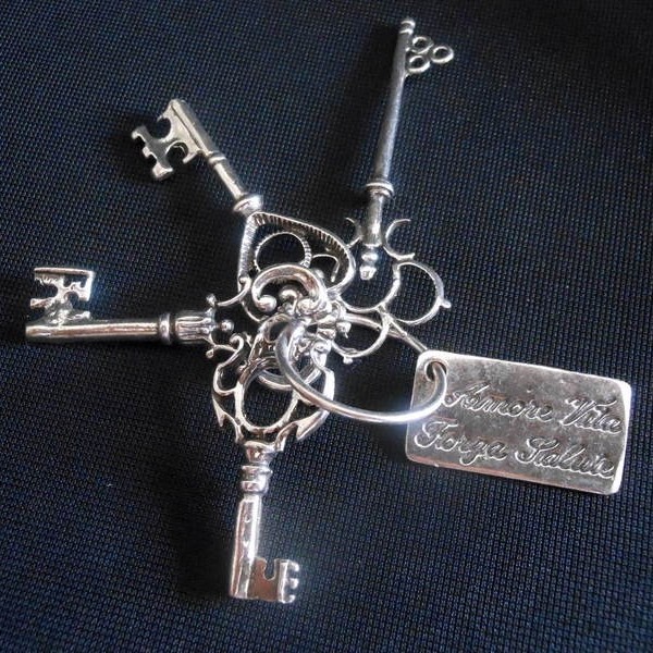 Mazzo chiavi "Amore, Vita, Forza, Salute" in ottone con bagno argento CM. 6(chiave più lunga) MADE IN ITALY