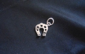 Ciondolo ferro di cavallo in ottone con bagno in argento CM 2 MADE IN ITALY