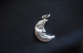 Ciondolo mezza luna in ottone con bagno in argento CM 3 MADE IN ITALY