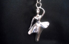 Ciondolo ballerina in ottone con bagno in argento CM 6