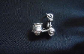 Ciondolo vespa in ottone con bagno in argento CM 3. MADE IN ITALY