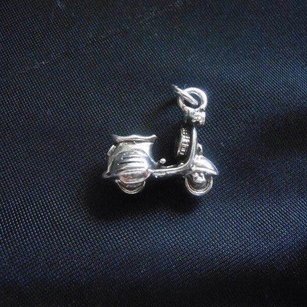 Ciondolo vespa in ottone con bagno in argento CM 3. MADE IN ITALY