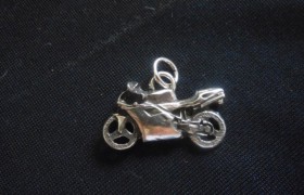 Ciondolo moto da corsa in ottone con bagno in argento CM 3 MADE IN ITALY