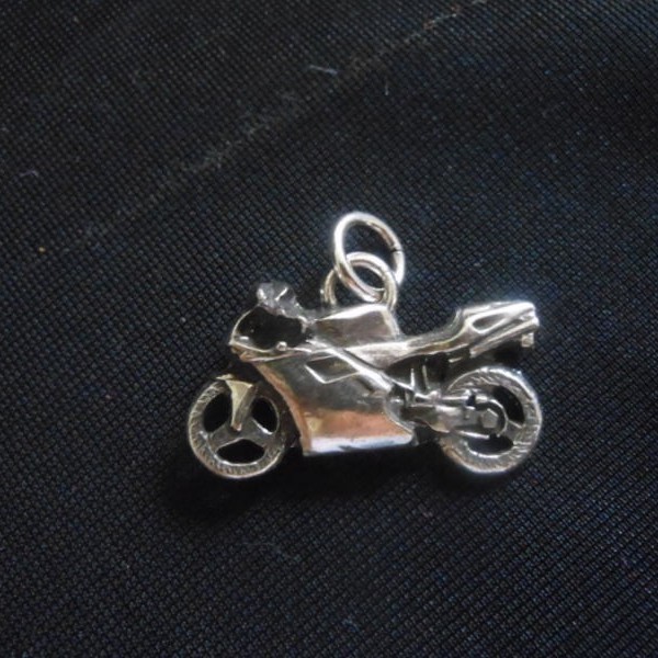 Ciondolo moto da corsa in ottone con bagno in argento CM 3 MADE IN ITALY