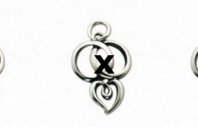 Ciondolo metallo e argento fedi intrecciate 25° e 50° glitter cm. 3x2.MADE IN ITALY