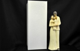 Coppia con bimbo in resina tipo legno H 30 con scatola