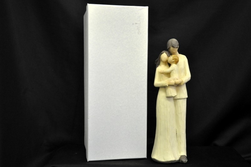 Coppia con bimbo in resina tipo legno H 30 con scatola