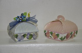 Scatolina con decorazione ortensie rosa o azz. 6x6x7