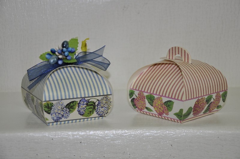 Scatolina con decorazione ortensie rosa o azz. 6x6x7