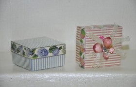 Scatolina fondo e coperchio con decorazione ortensie rosa o azz. 6x6x3.5