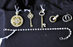 Ciondolo orologio dorato con strass (1)