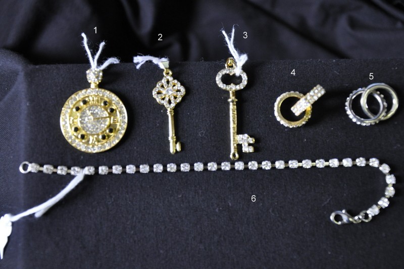 Ciondolo orologio dorato con strass (1)