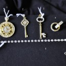 Ciondolo orologio dorato con strass (1)