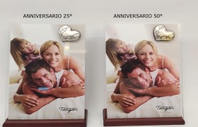 Portafoto plexi 10x15 con base legno e applicazione a calamita in laminato argento.