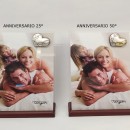 Portafoto plexi 10x15 con base legno e applicazione a calamita in laminato argento.