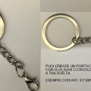 Anello con moschettone per creare portachiavi con qualsiasi ciondolo.